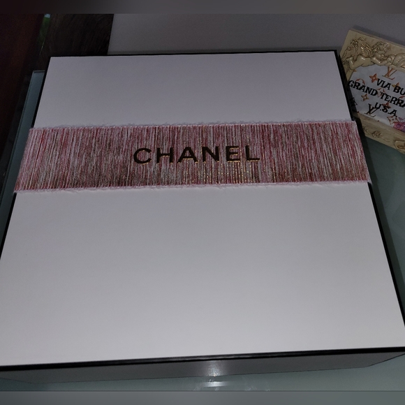 ⛔️SOLD!⛔️New Chanel Nail & Lipstick Gift Set! - Picture 11 of 13